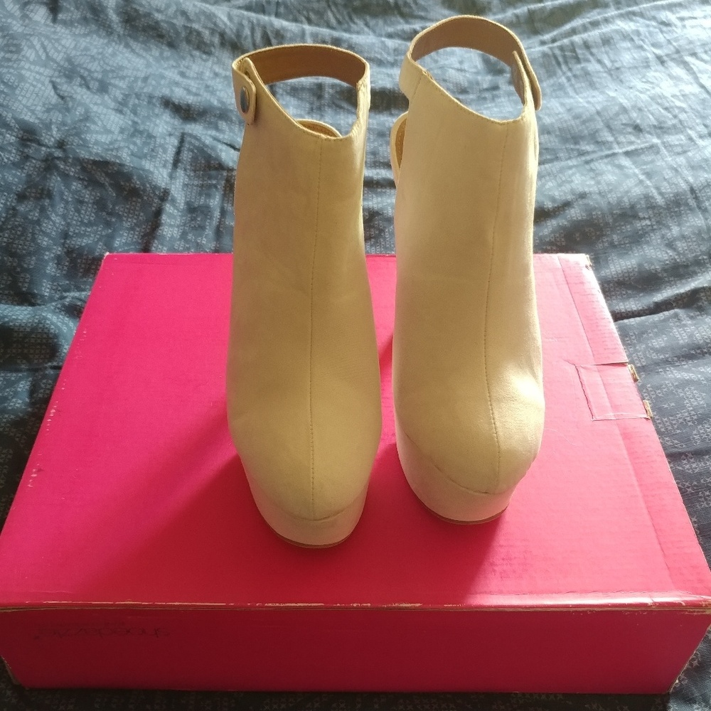 Shoe Dazzle  cream color pump heels